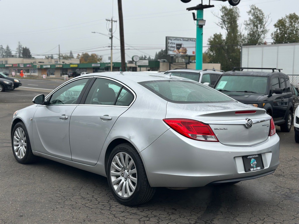 2011 Buick Regal Image 2