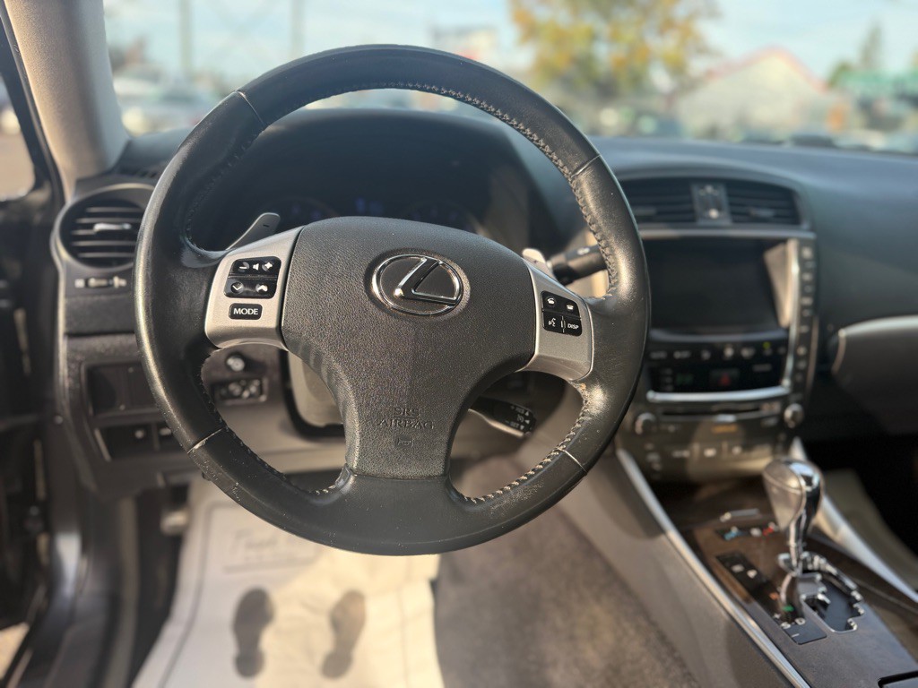 2011 Lexus IS Image 11