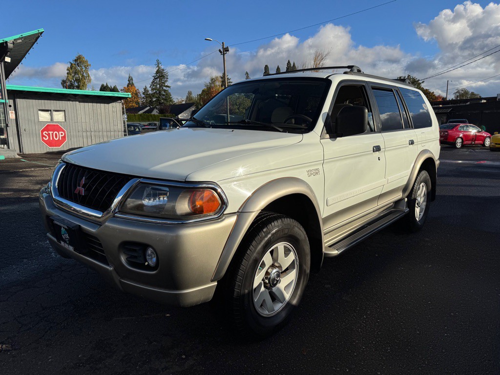 2000 Mitsubishi Montero Image 1