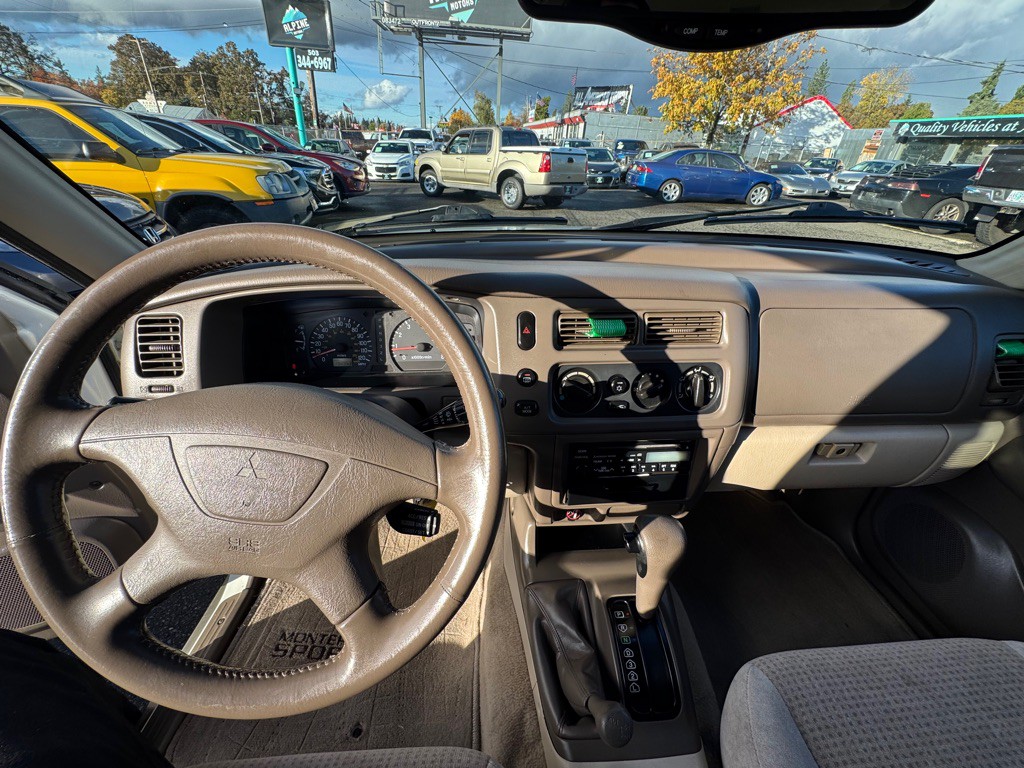 2000 Mitsubishi Montero Image 10