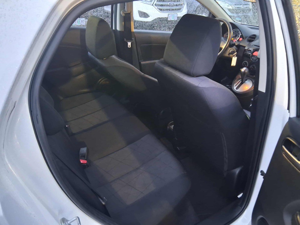 2013 Mazda Mazda2 Image 8