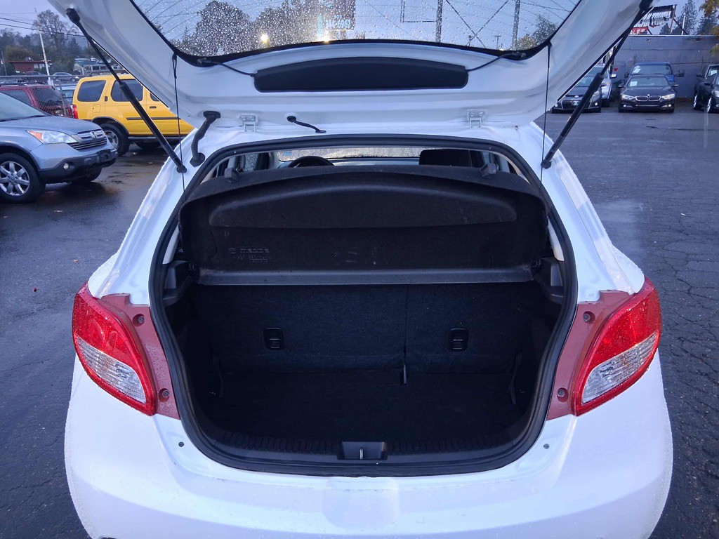 2013 Mazda Mazda2 Image 9