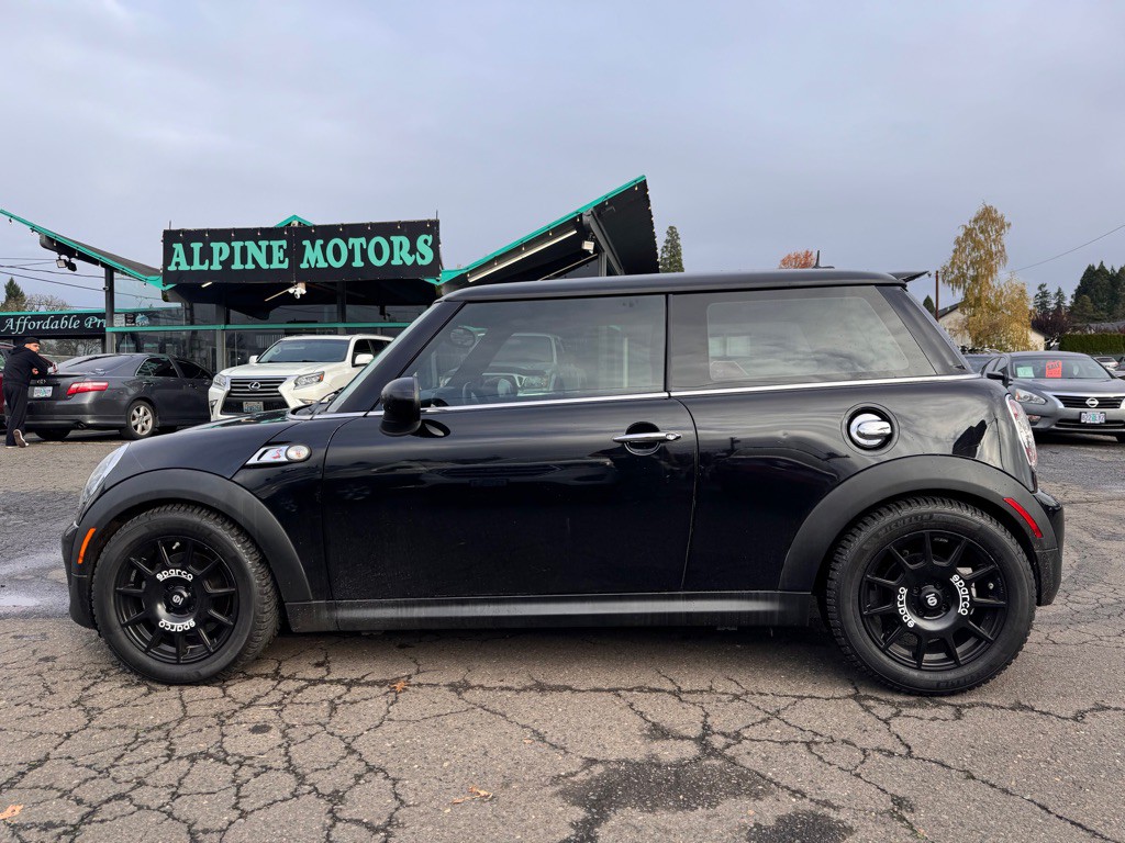 2013 MINI Cooper Image 2