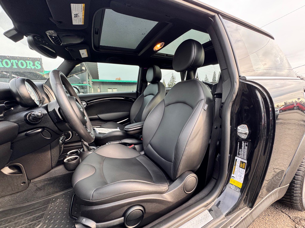 2013 MINI Cooper Image 8