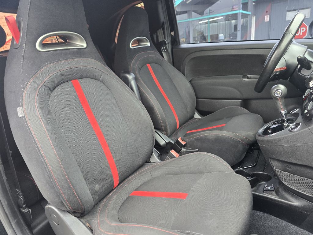 2015 FIAT 500 Image 11