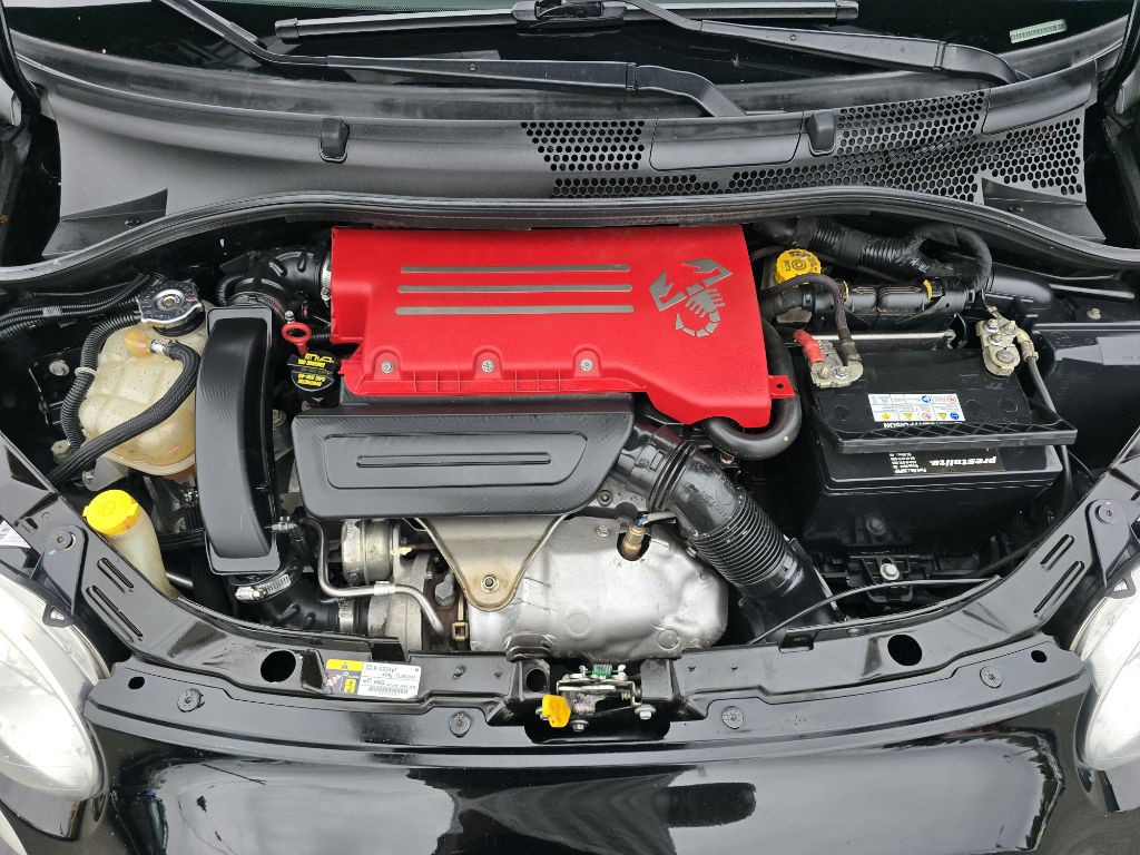 2015 FIAT 500 Image 16