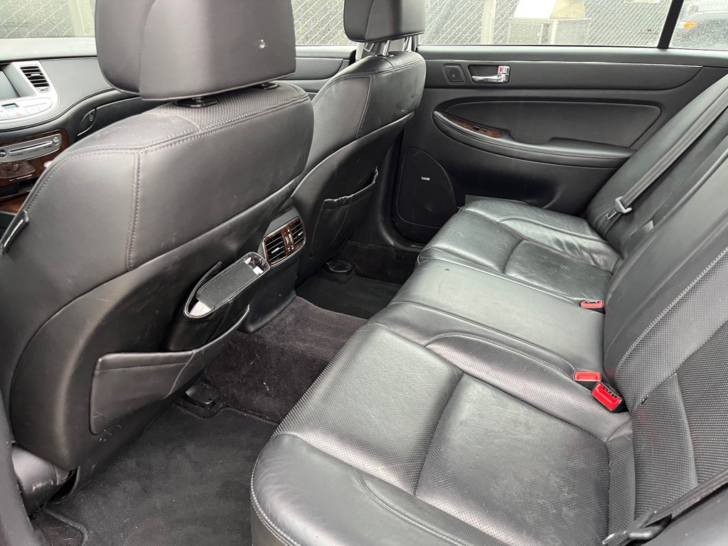 2011 Hyundai Genesis Image 11