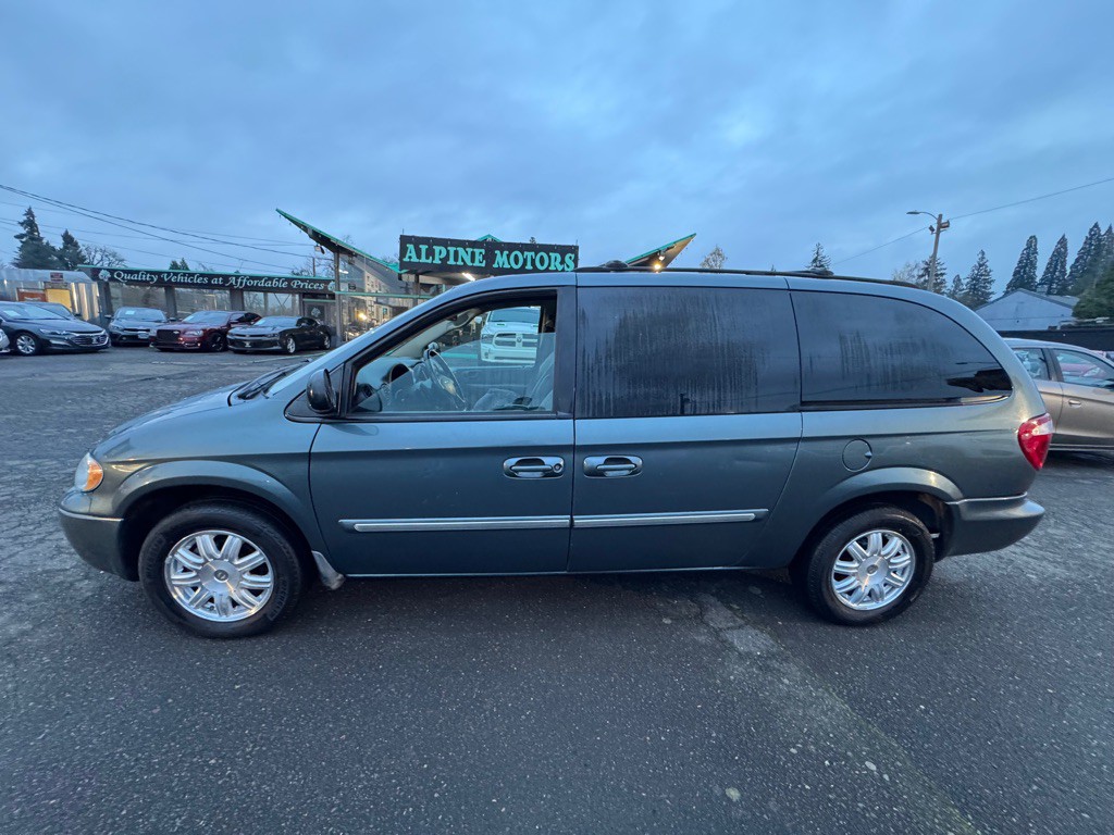 2006 Chrysler Town & Country Image 2