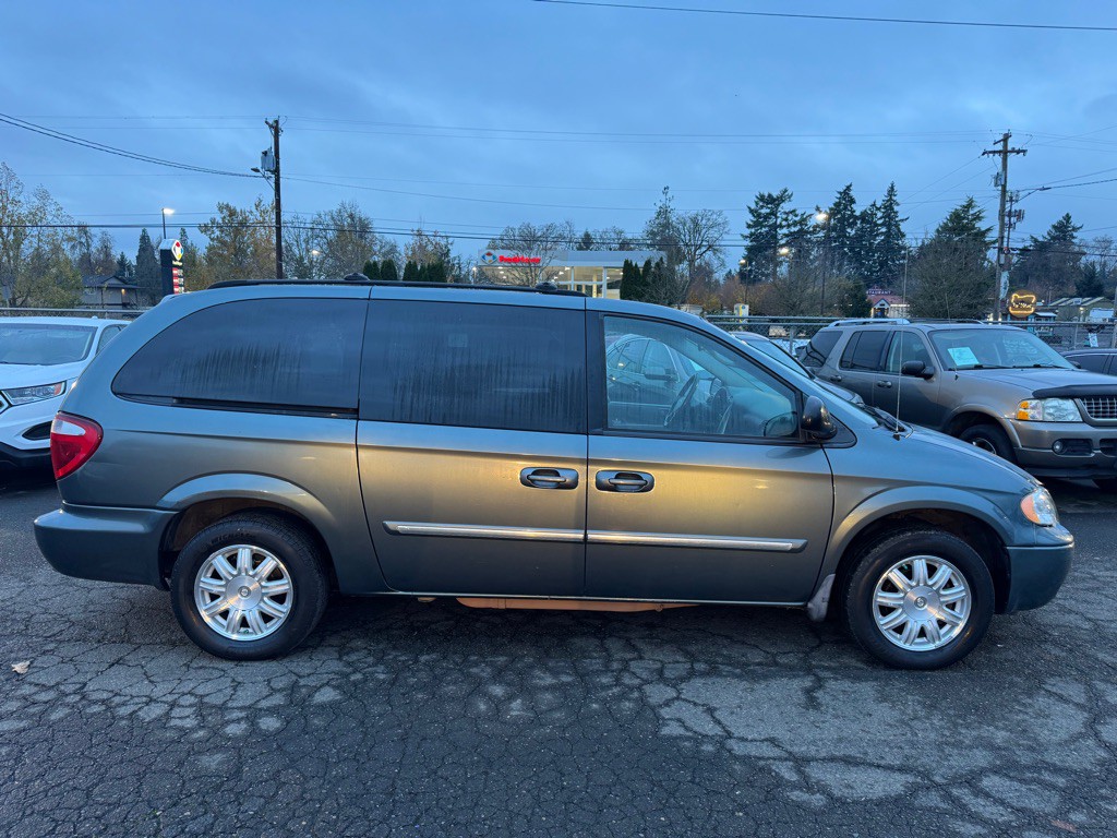 2006 Chrysler Town & Country Image 5