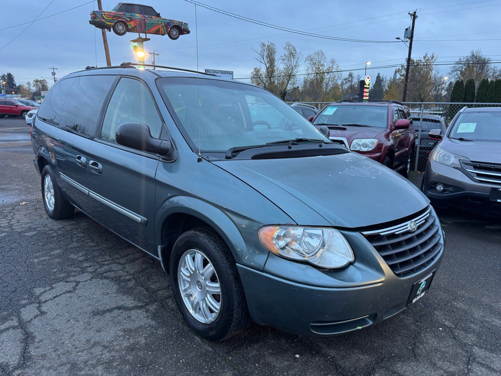 2006 Chrysler Town & Country Image 6