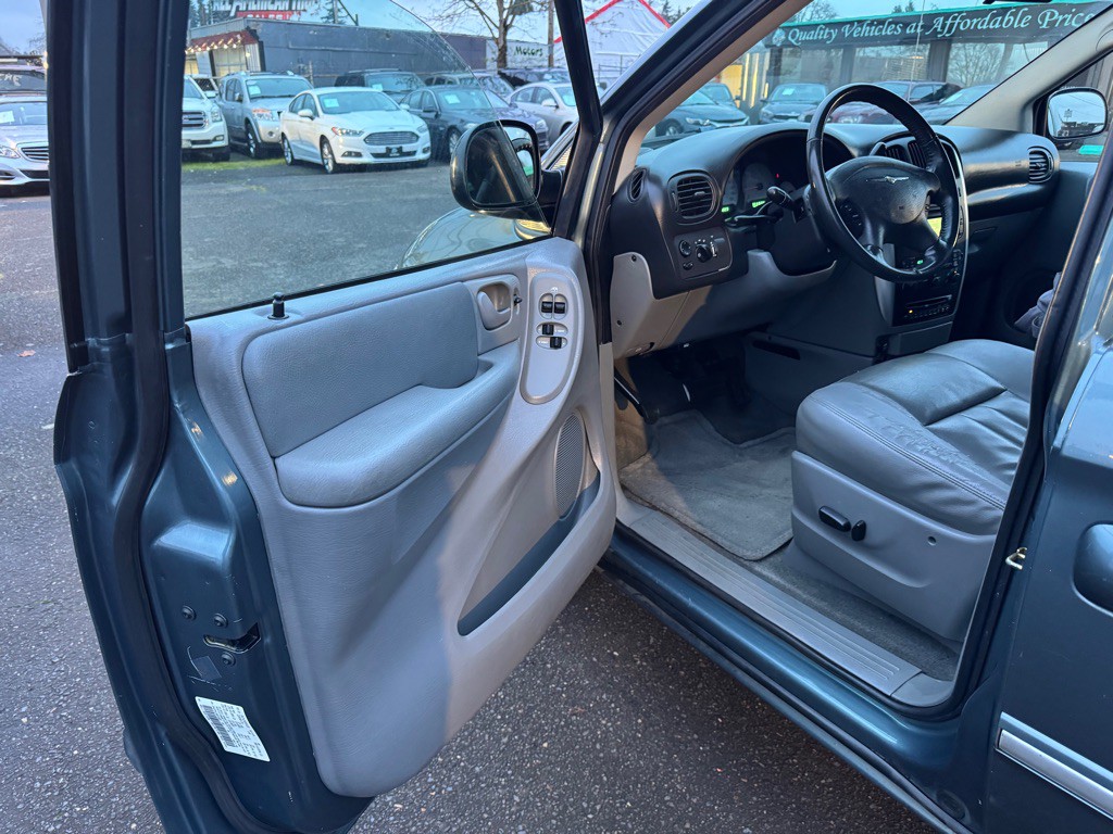 2006 Chrysler Town & Country Image 7