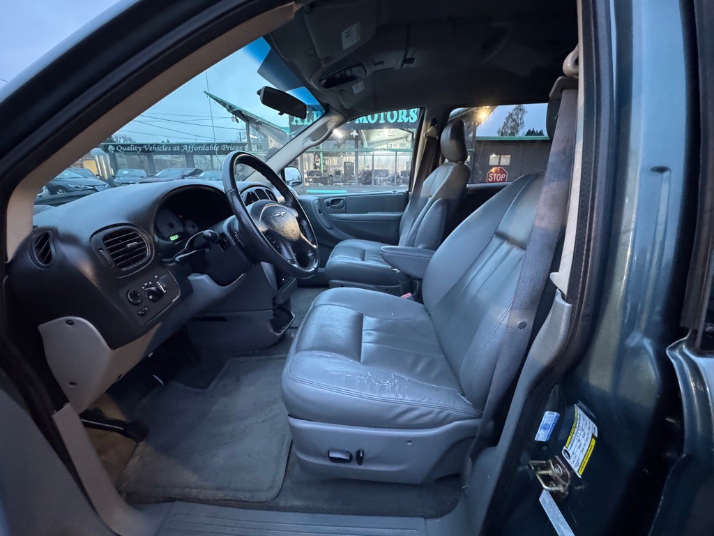 2006 Chrysler Town & Country Image 8