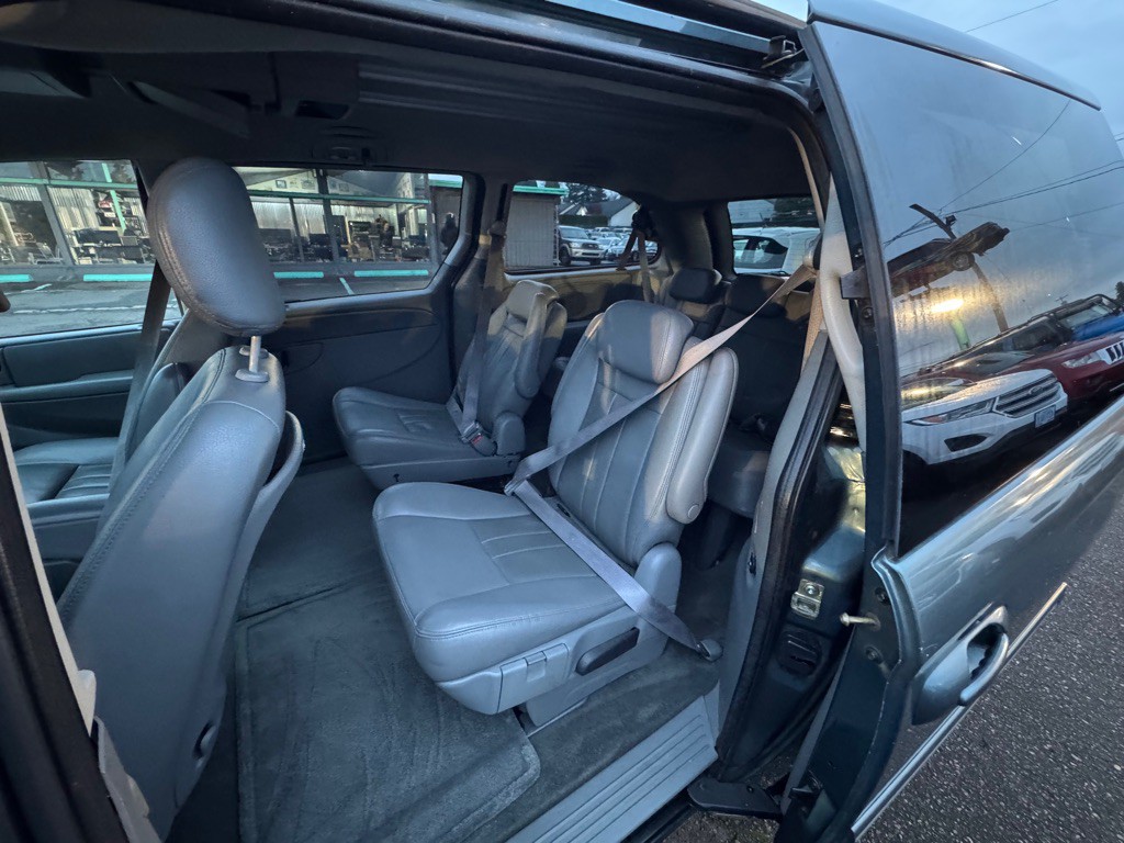2006 Chrysler Town & Country Image 9
