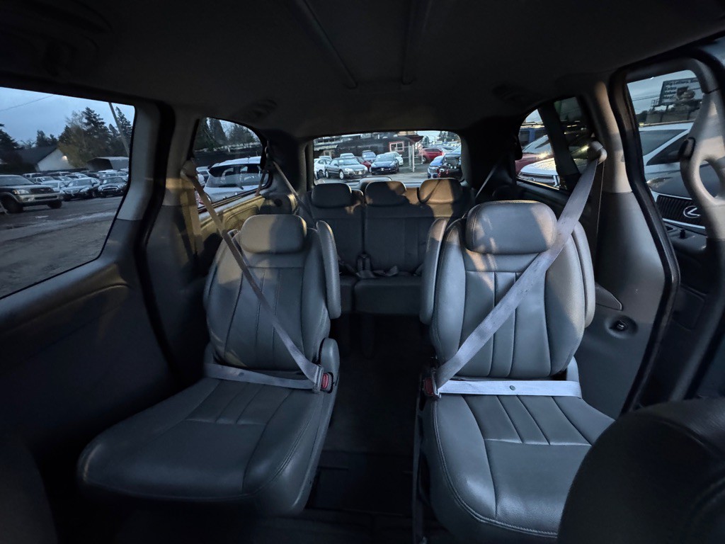 2006 Chrysler Town & Country Image 10