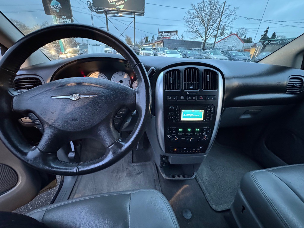 2006 Chrysler Town & Country Image 11
