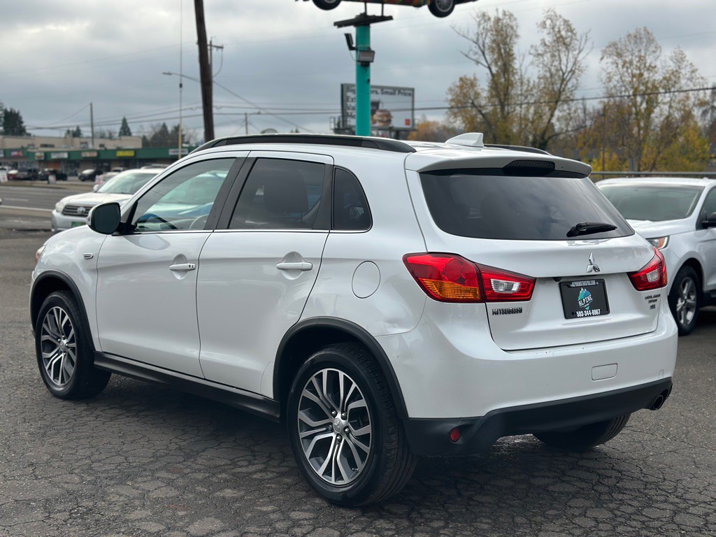 2017 Mitsubishi Outlander Image 2