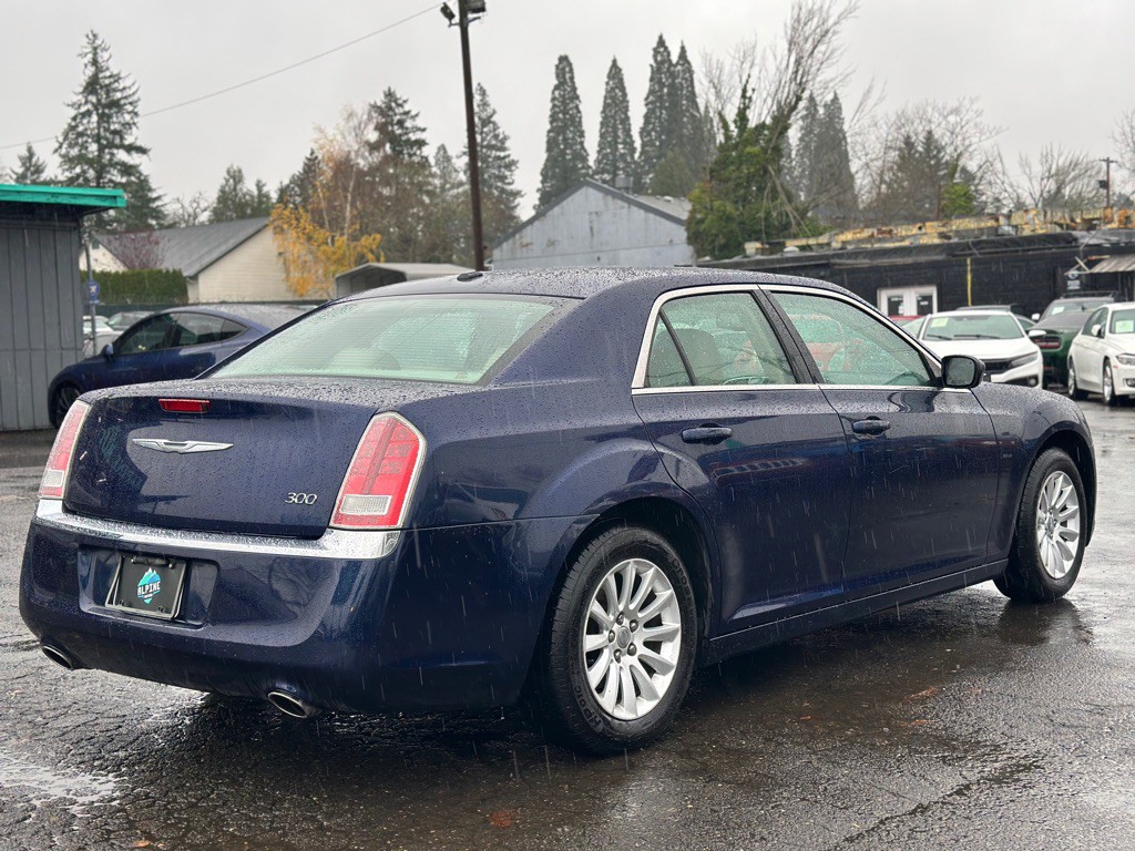 2013 Chrysler 300 Image 4