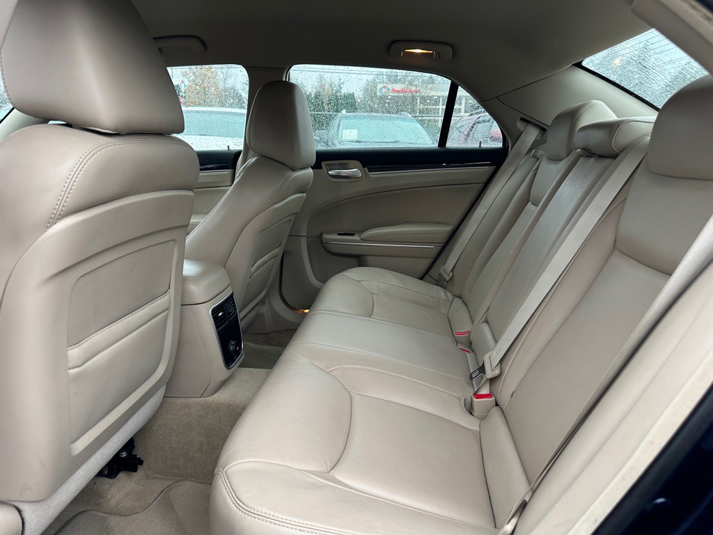 2013 Chrysler 300 Image 8