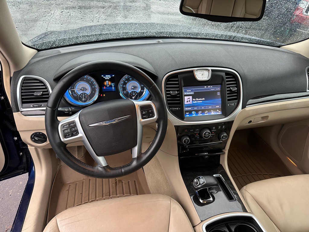 2013 Chrysler 300 Image 9