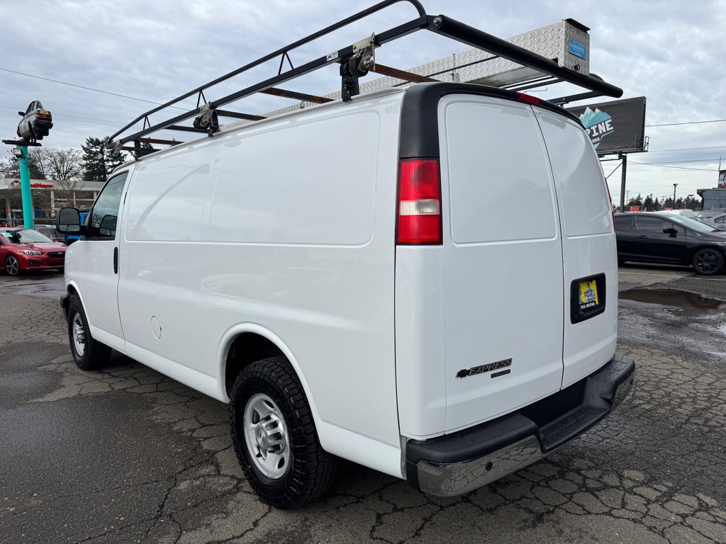 2015 Chevrolet Express Image 3