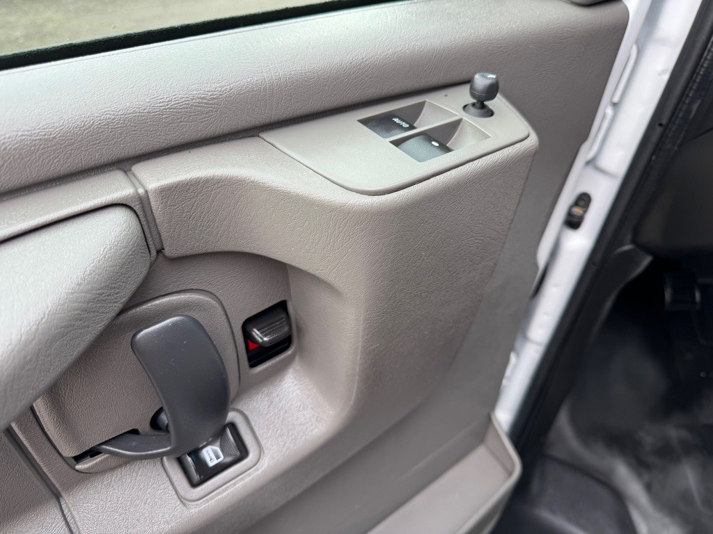 2015 Chevrolet Express Image 11