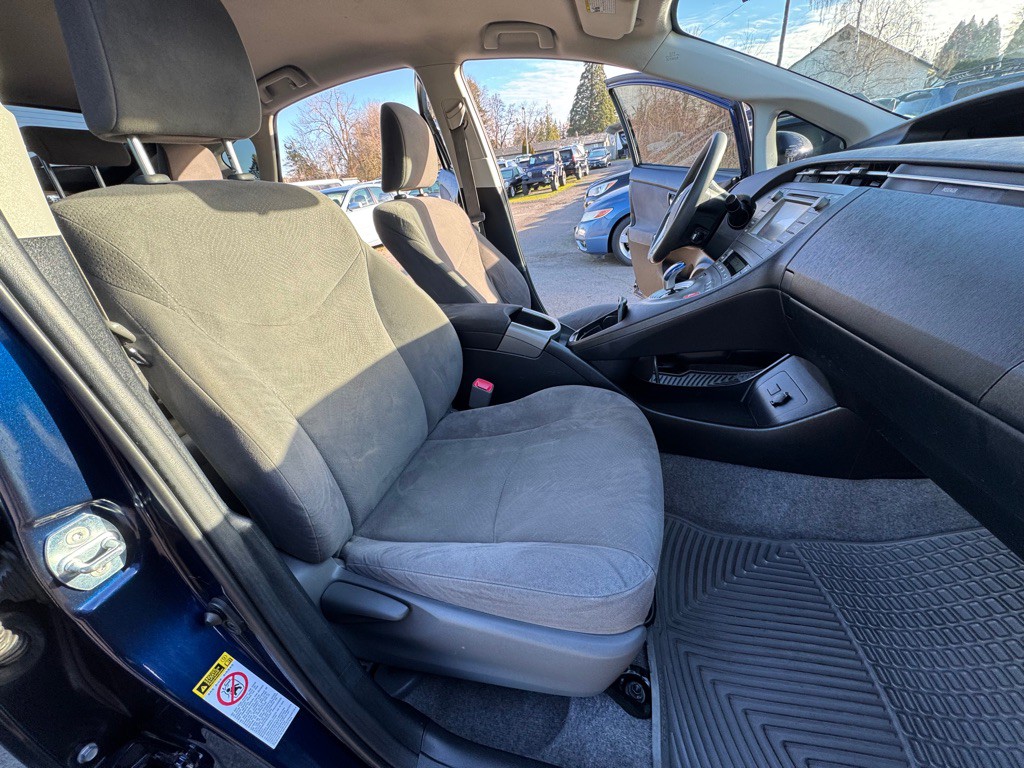 2012 Toyota Prius Image 11
