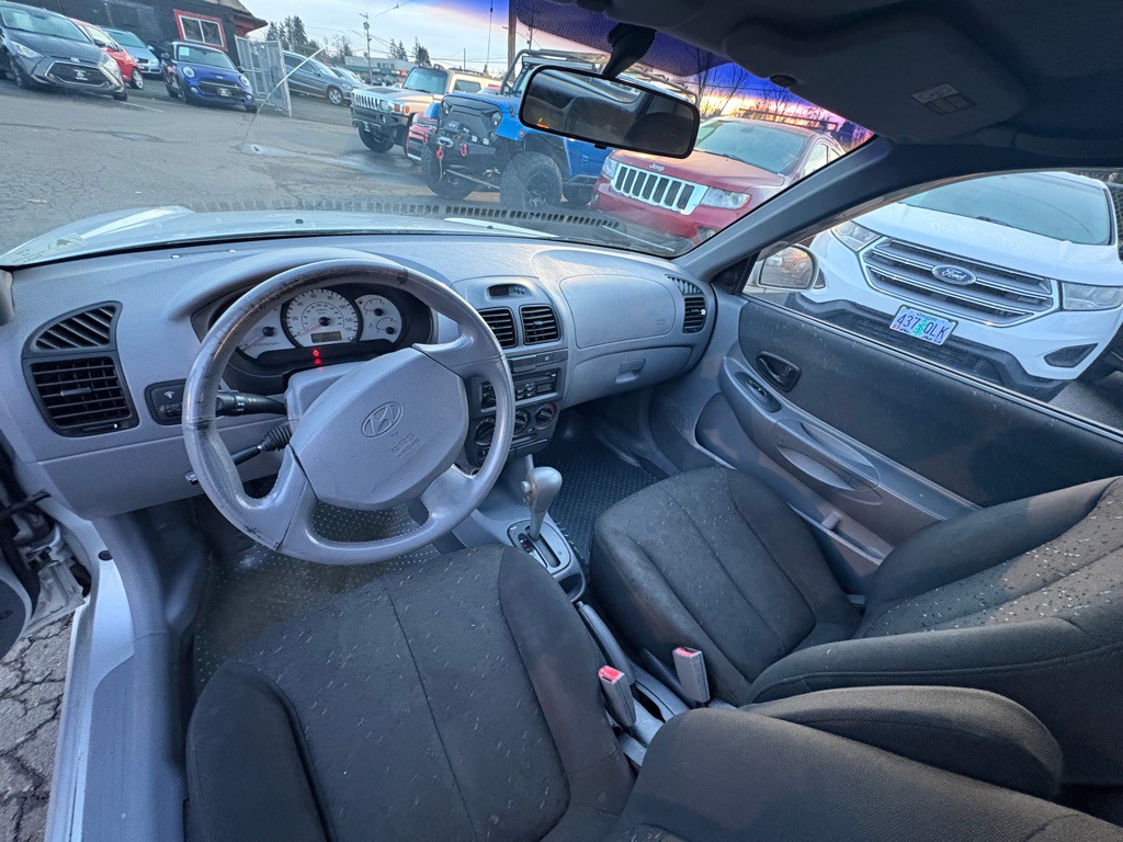 2004 Hyundai Accent Image 9