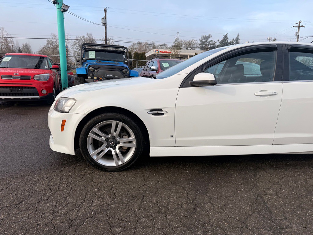 2009 Pontiac G8 Image 2