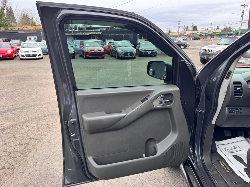 2011 Nissan Frontier Image 12