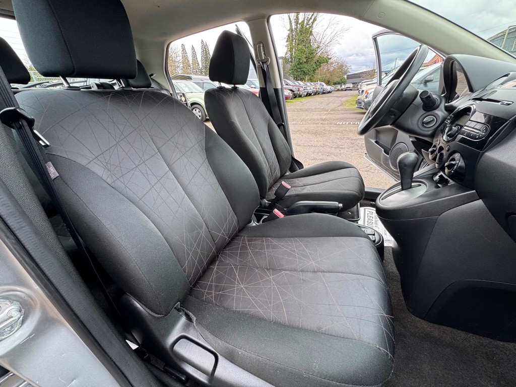 2014 Mazda Mazda2 Image 11