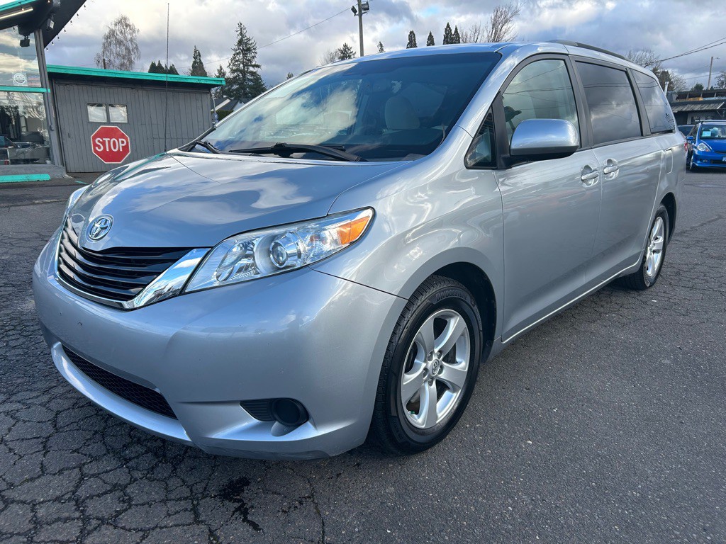 2014 Toyota Sienna Image 1
