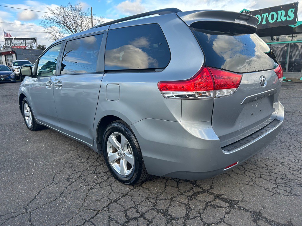 2014 Toyota Sienna Image 2