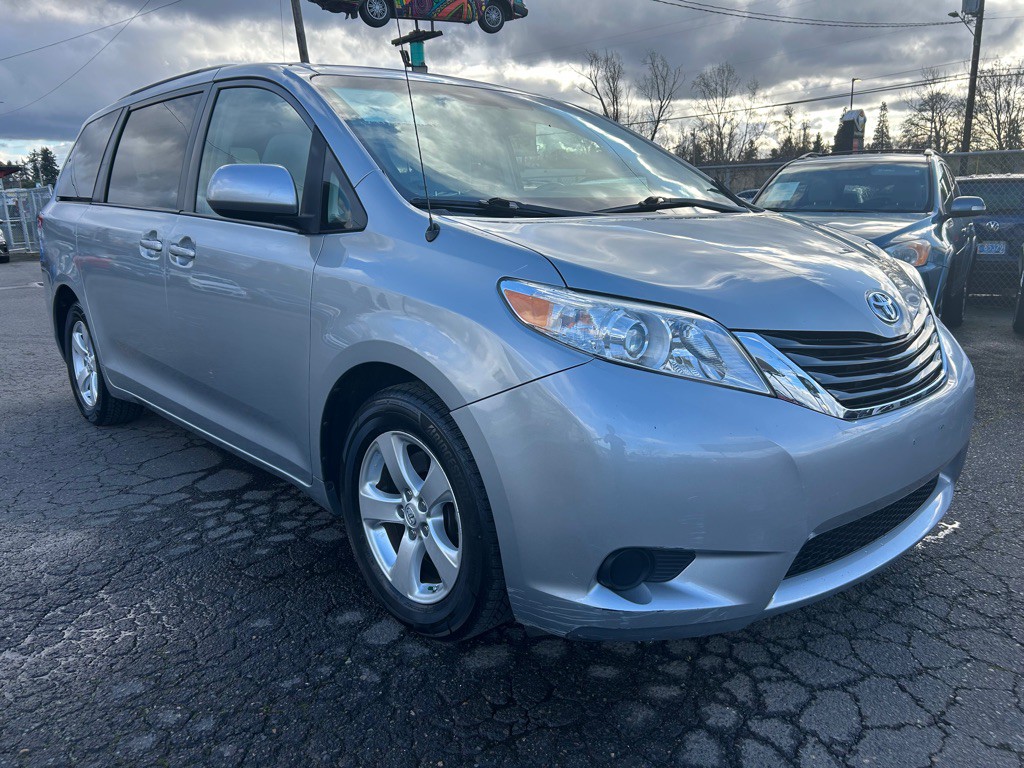 2014 Toyota Sienna Image 5