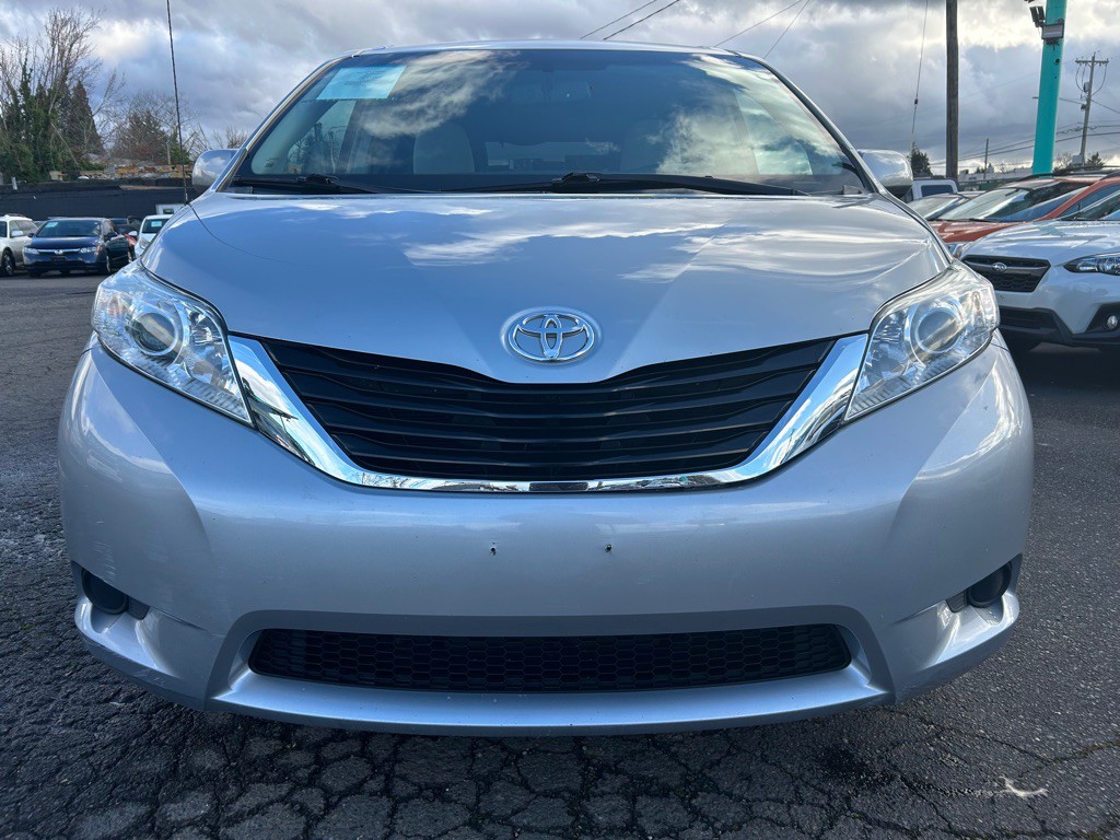 2014 Toyota Sienna Image 6