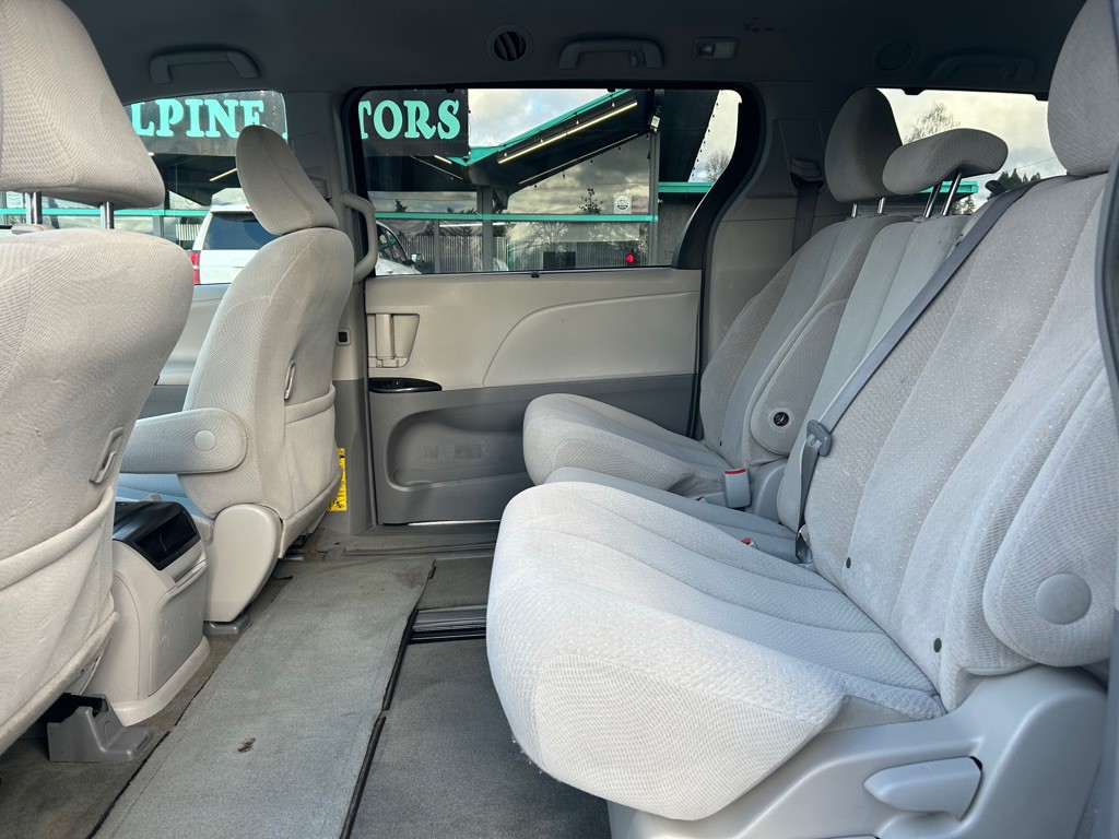 2014 Toyota Sienna Image 8