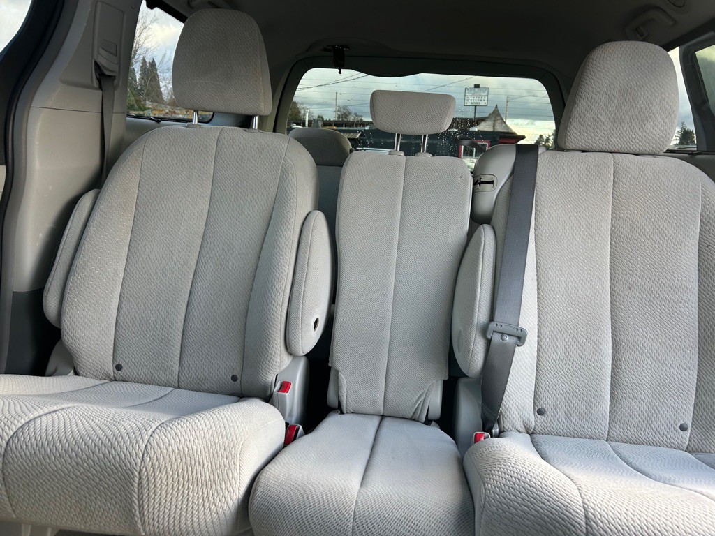 2014 Toyota Sienna Image 9