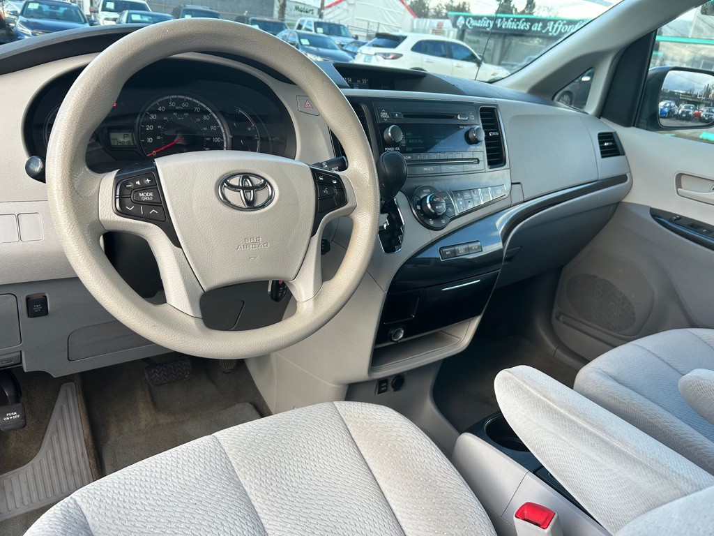 2014 Toyota Sienna Image 10