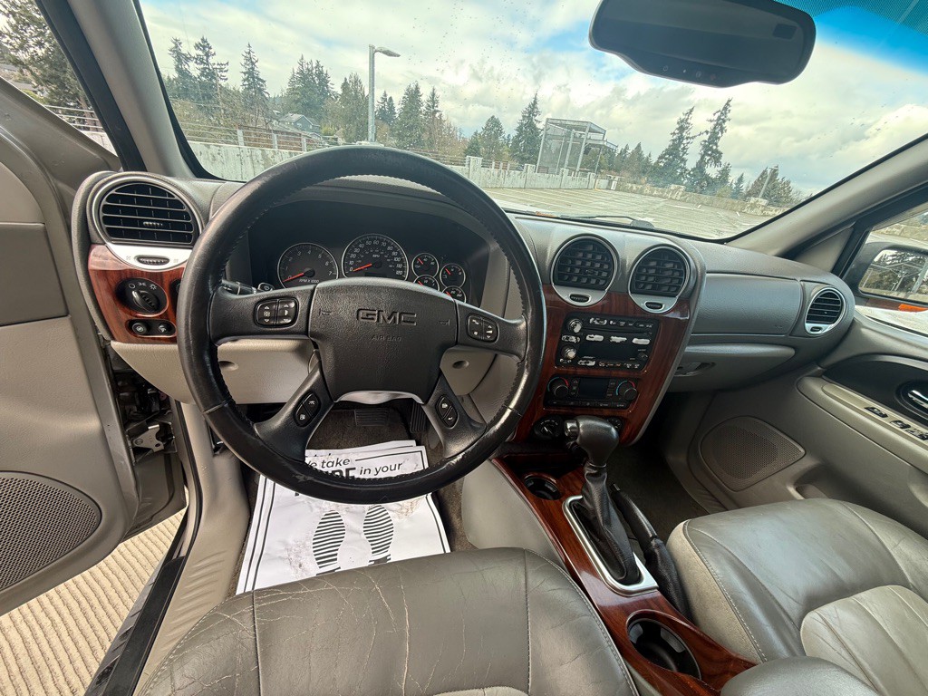 2002 GMC Envoy Image 9