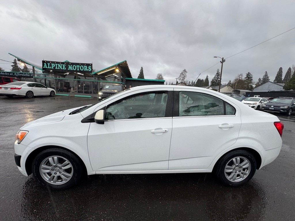 2015 Chevrolet Sonic Image 2