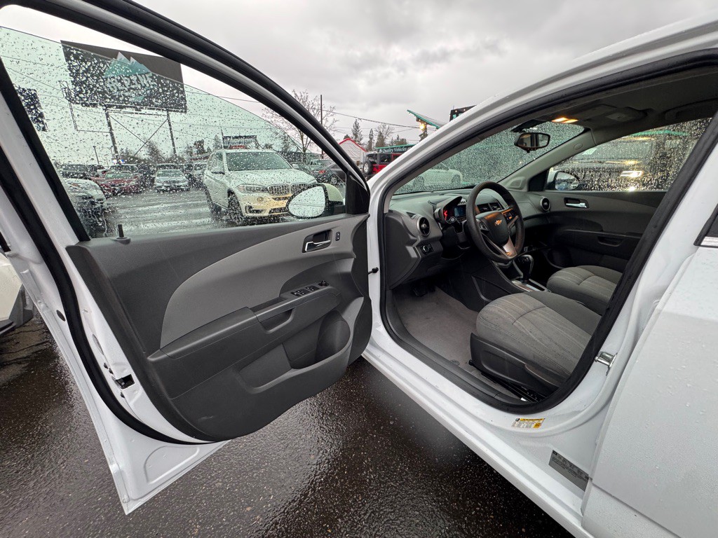 2015 Chevrolet Sonic Image 8