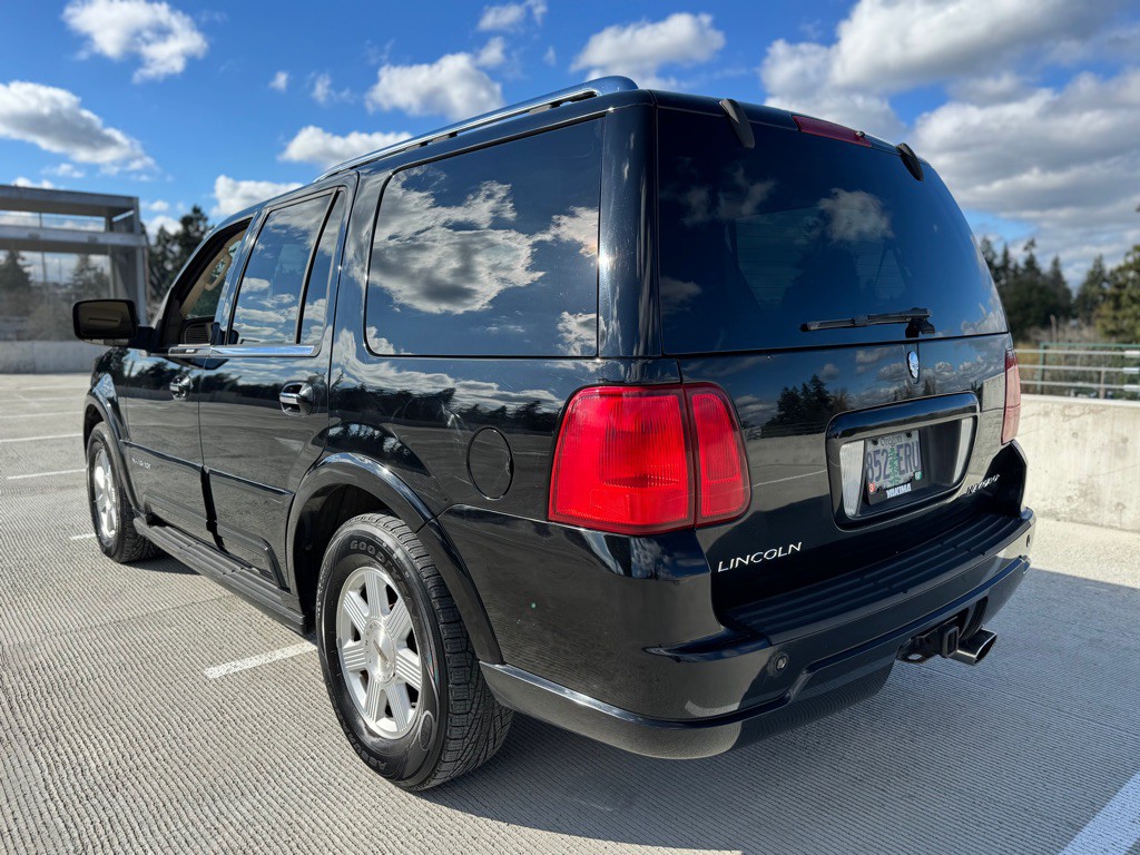 2004 Lincoln Navigator Image 2