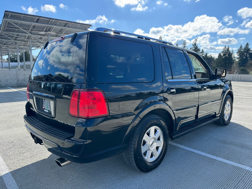 2004 Lincoln Navigator Image 4