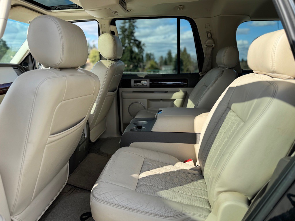 2004 Lincoln Navigator Image 8
