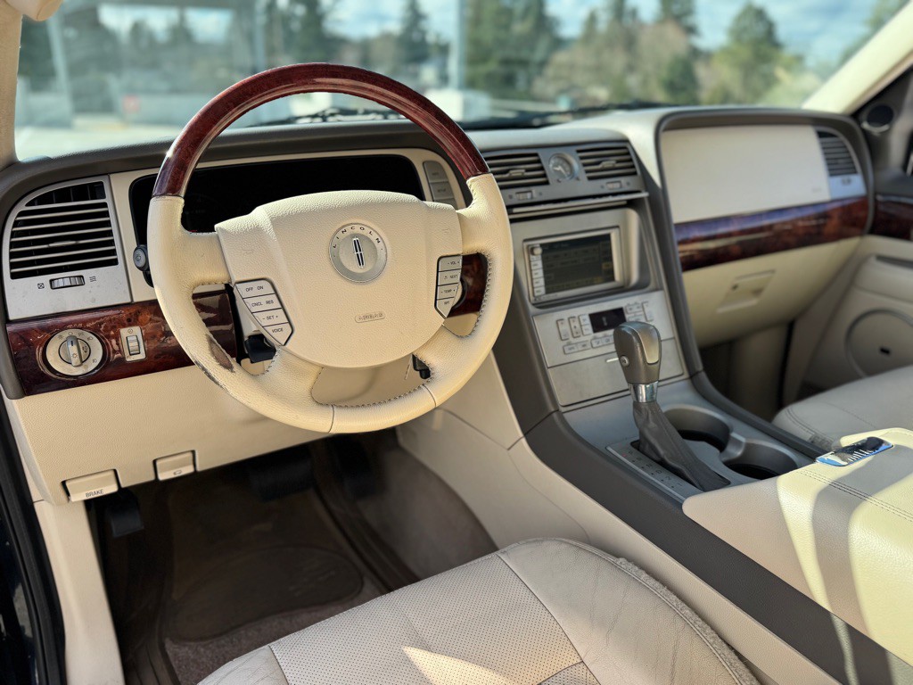 2004 Lincoln Navigator Image 10
