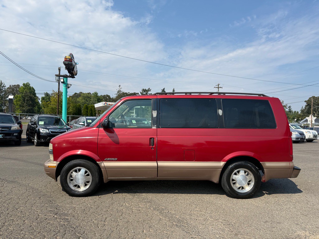 1997 Chevrolet Astro Image 2