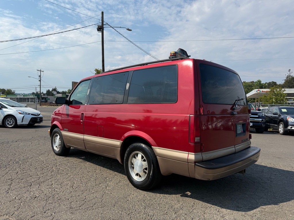 1997 Chevrolet Astro Image 3