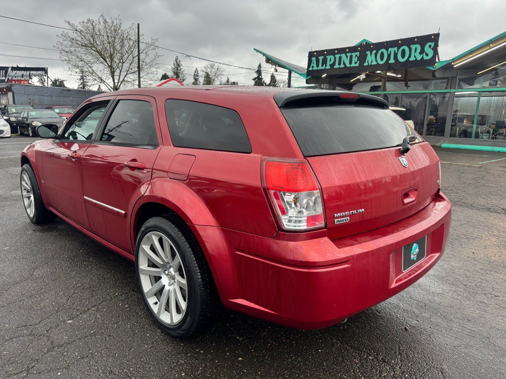 2005 Dodge Magnum Image 2
