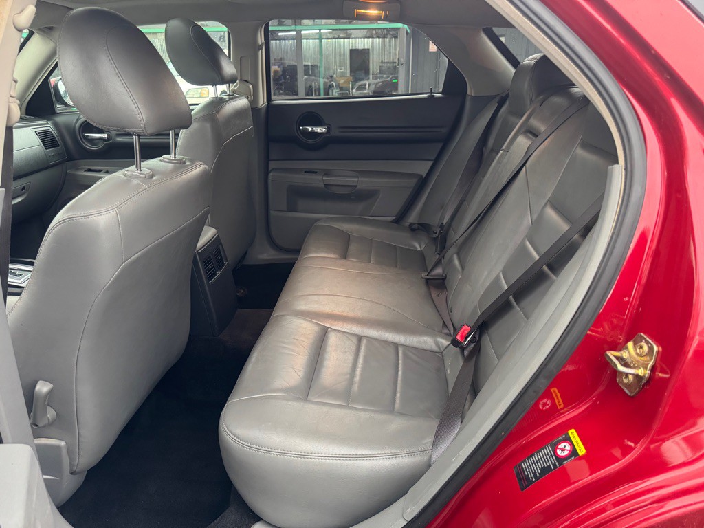 2005 Dodge Magnum Image 10