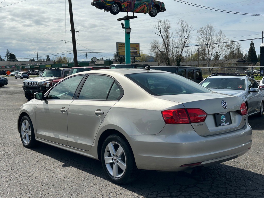 2012 Volkswagen Jetta Image 2