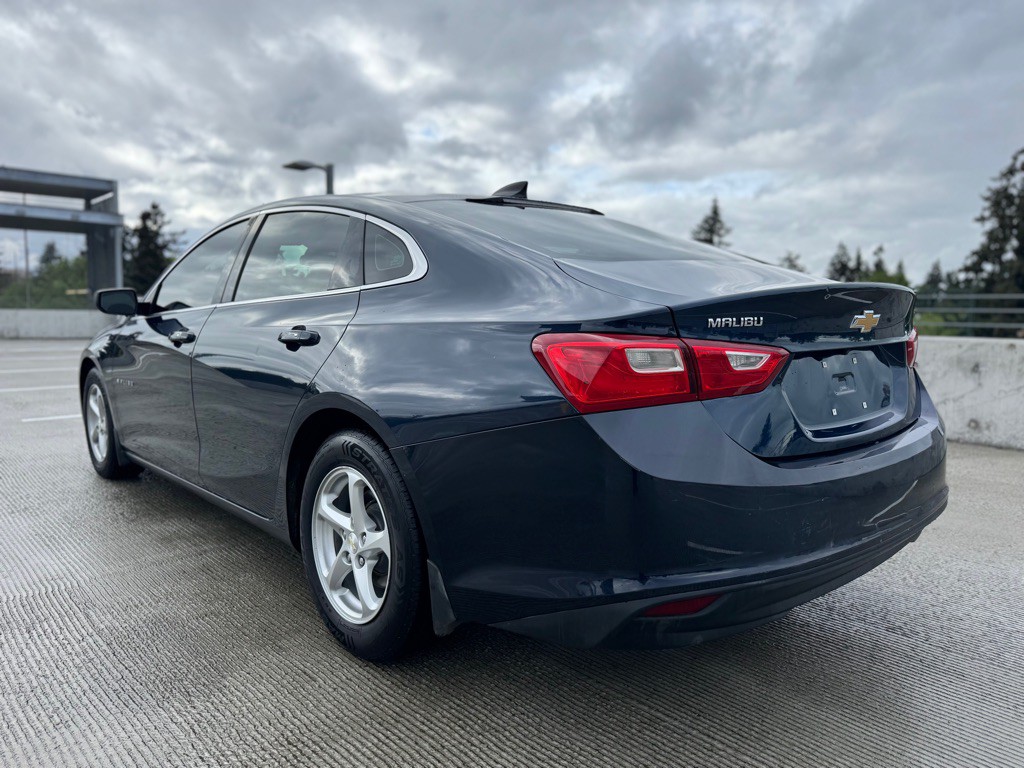 2016 Chevrolet Malibu Image 2